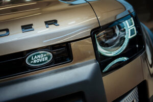 Jaguar Land Rover retrains staff for electric cars
