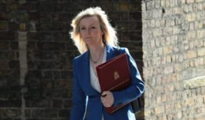  Liz Truss set to sack Kwasi Kwarteng in bid to save her own position