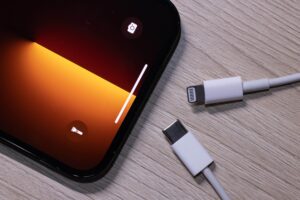  EU votes to force all phones to use same charger by 2024