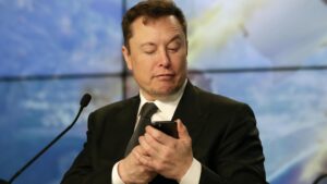  Elon Musk threat of Apple ‘war’ in row over Twitter