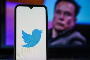  Twitter hit by 40% revenue drop amid ad squeeze after Musk takeover