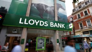  Lloyds promises bumper payout for shareholders