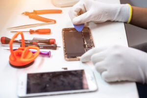  Calls for UK phone repair apprenticeship to be introduced after specialists struggle to find staff