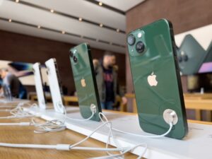  Apple sales in biggest fall since 2019