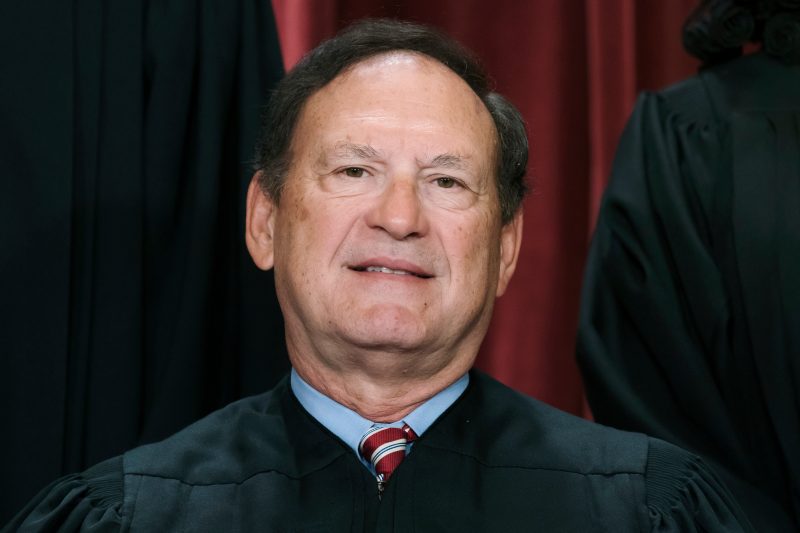  Neighbor Feud: Justice Alito’s Home Displays Upside-Down Flag