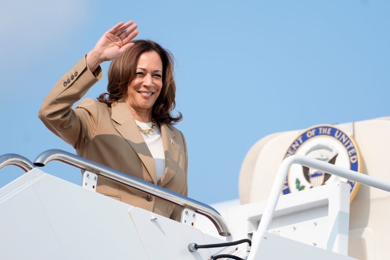  Kamala Harris Smashes Fundraising Records with $200 Million in a Week