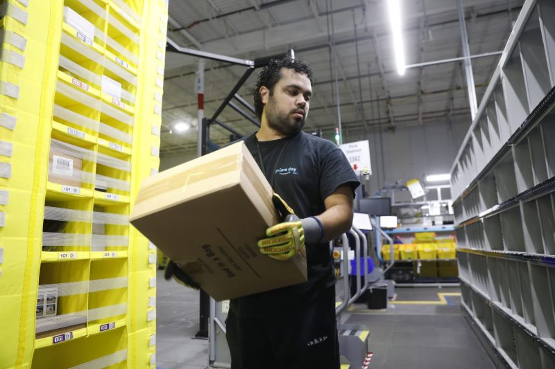  Amazon Raises Wages for Warehouse Staff and Offers Free Prime Membership as a Bonus!