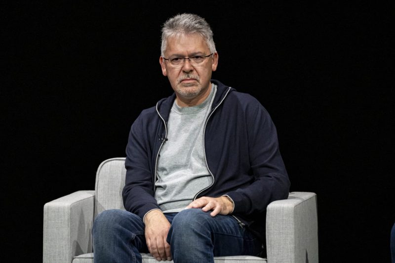  Apple’s AI chief abruptly steps down
